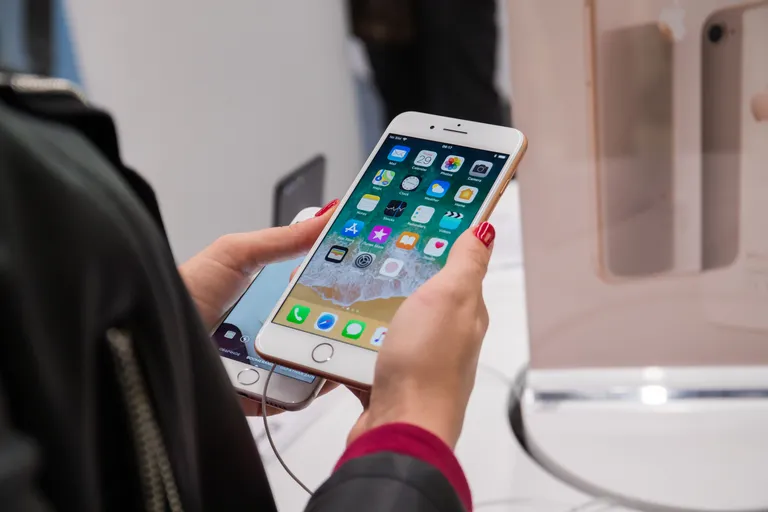 Смартфон iPhone 8 в магазине iDeal. Фото иллюстративное.