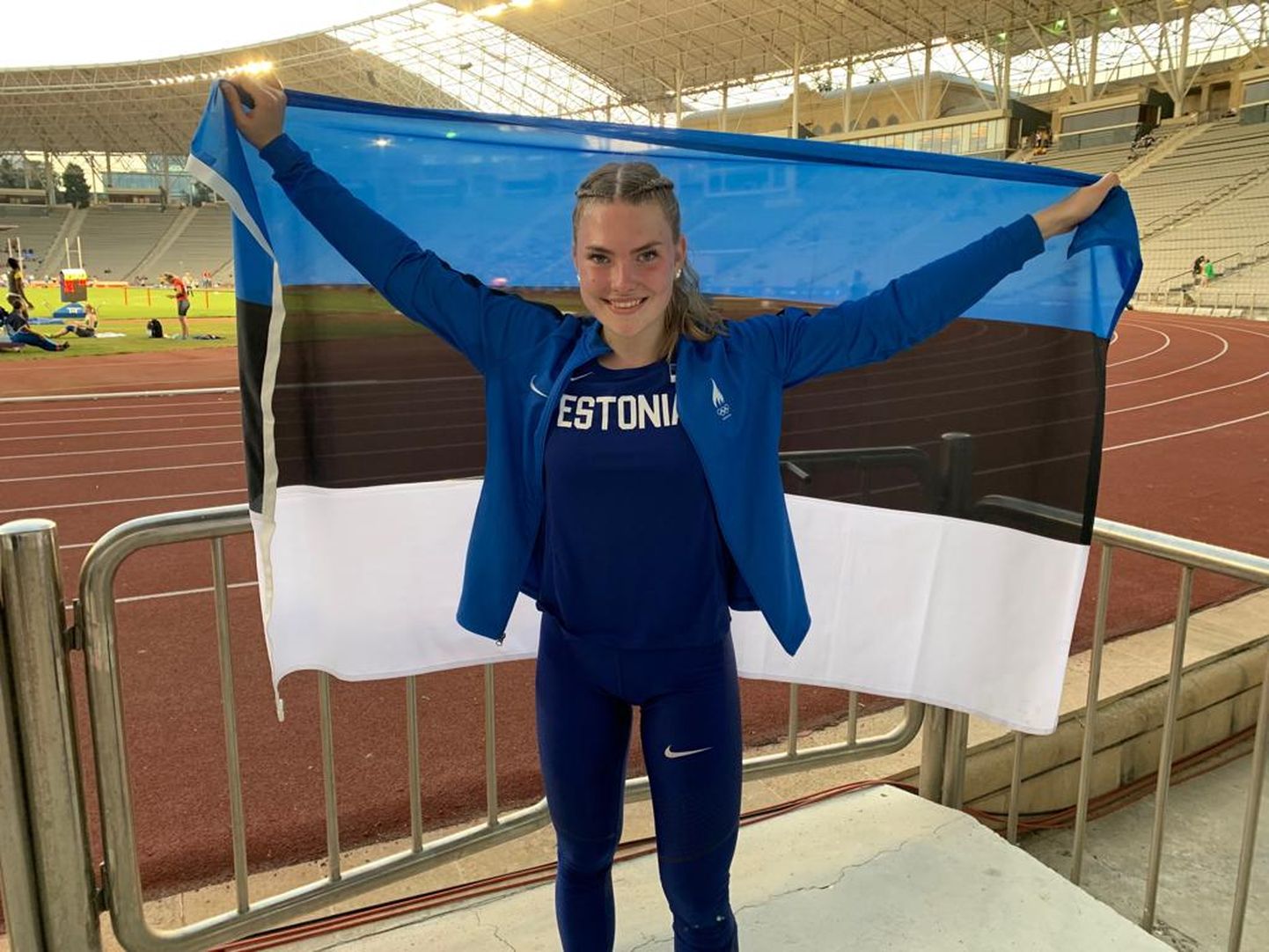 Pippi Lotta Enok pärast edukat võistlust Eesti lipuga Bakuu staadionil.