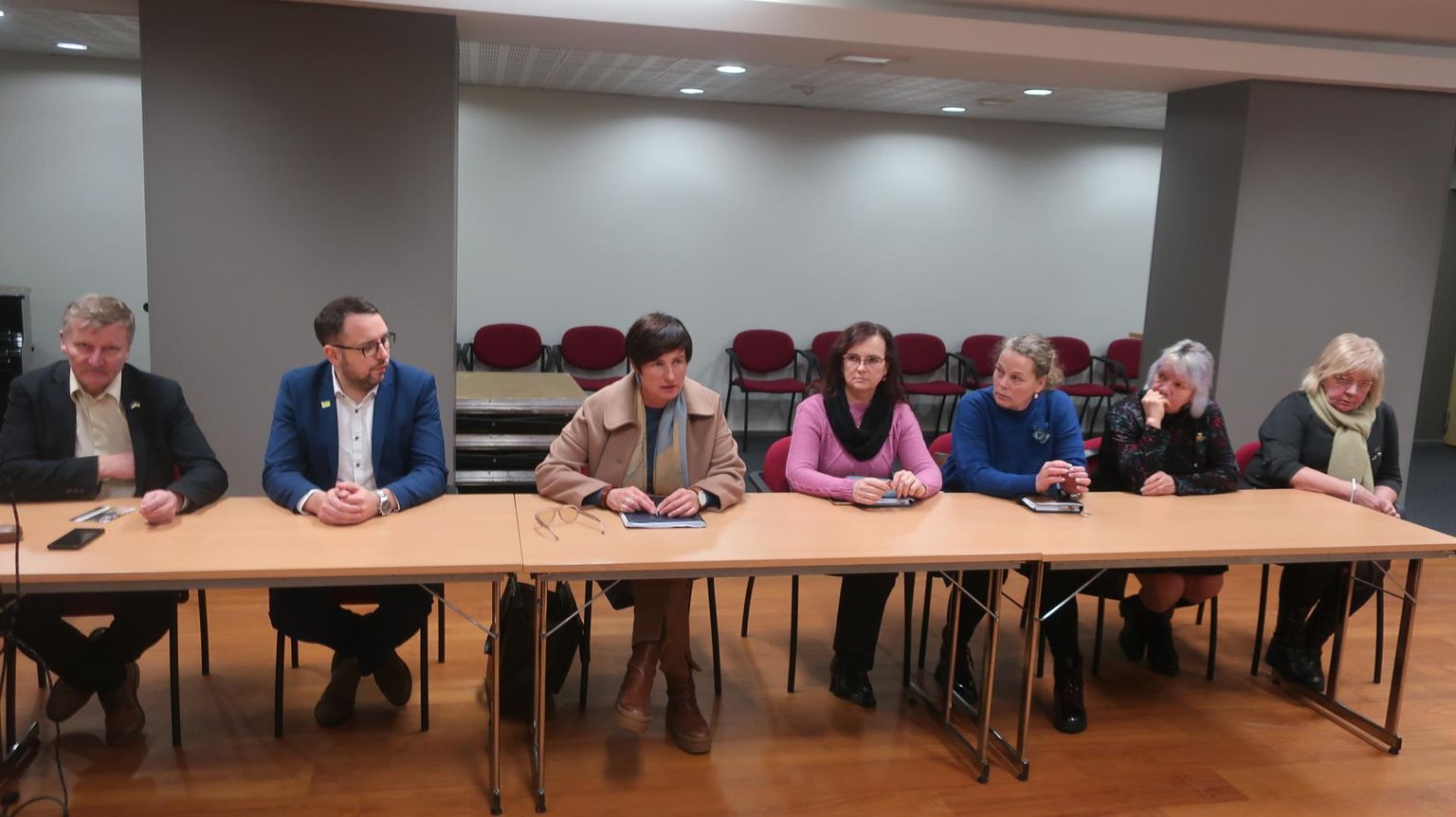 Sotsiaalkaitseminister Signe Riisalo (vasakult kolmas) rõhutas kohtumisel Põlvamaa sotsiaaltöötajate ja hooldekodude juhtidega, et kõige tähtsam on mõtteviisi muutus. Tema paremal käel istub Põlva vallavanem Martti Rõigas.