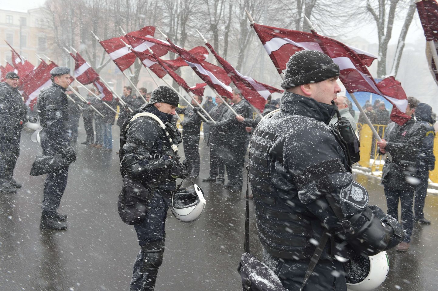 Mullu sadas Riias leegionäride marsi ajal lumelörtsi.