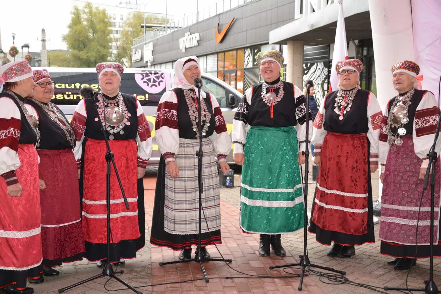 Tänavusel jalajälgede avamise tseremoonial musitseeris Setomaal tegutsev leelokoor Helmine.