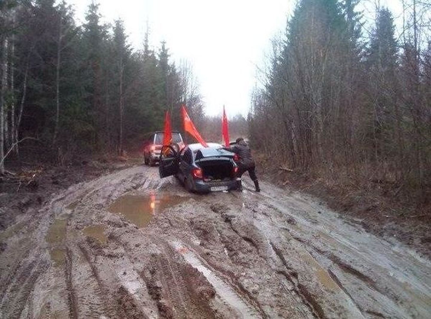 Venelaste võidupüha autokolonn Karjala mudas
