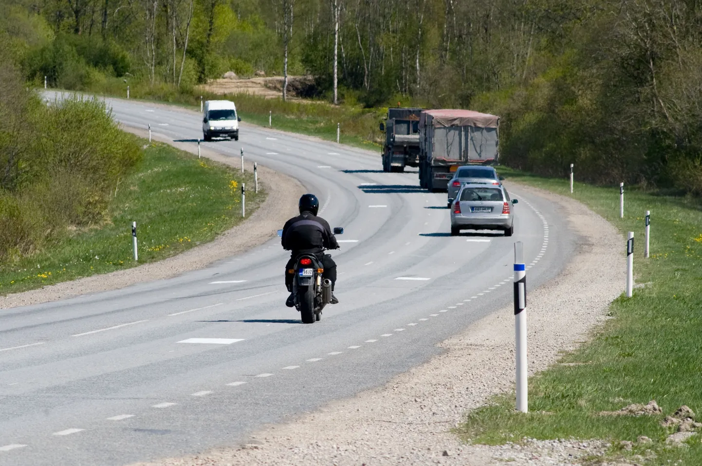 Tallinn-Keila maanteele joonistatud kastid aitavad autojuhtidel hoida pikivahet.