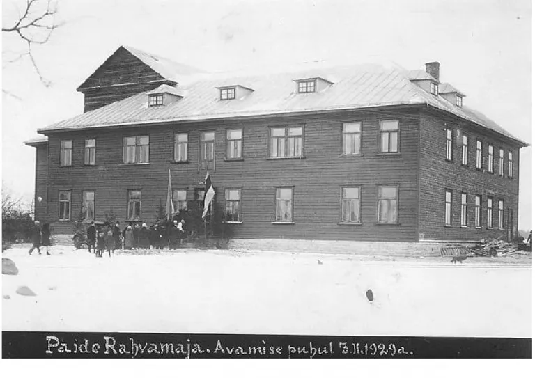 Ülemisel pildil rahvamaja avamine aastal 1929, alumisel sama maja veebruaris 1990.