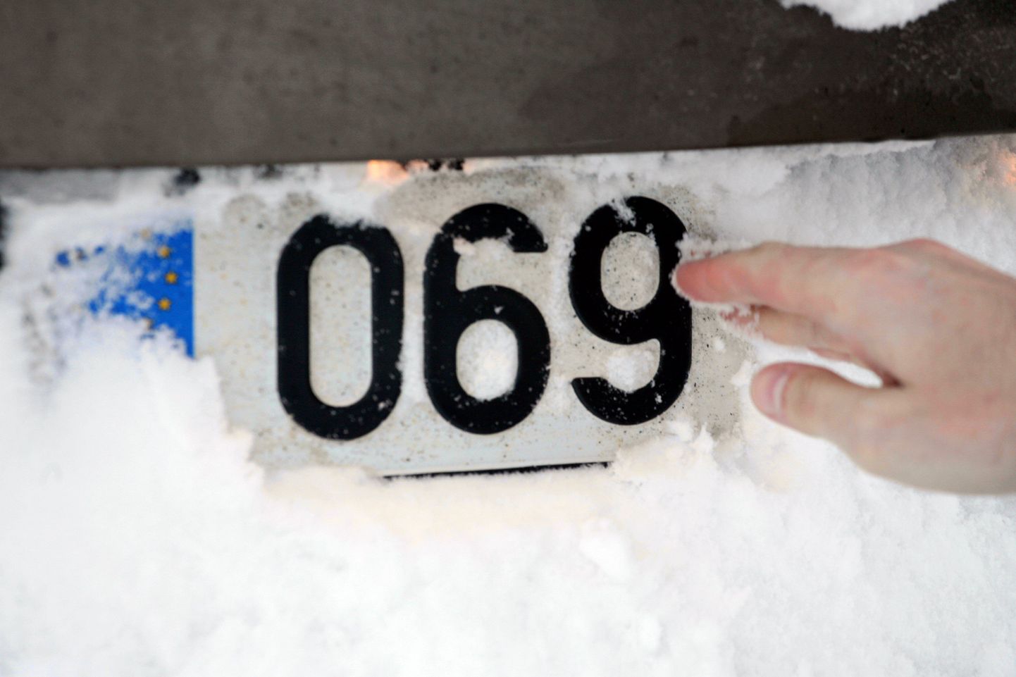 Регистрационный знак в снегу. Иллюстративное фото.