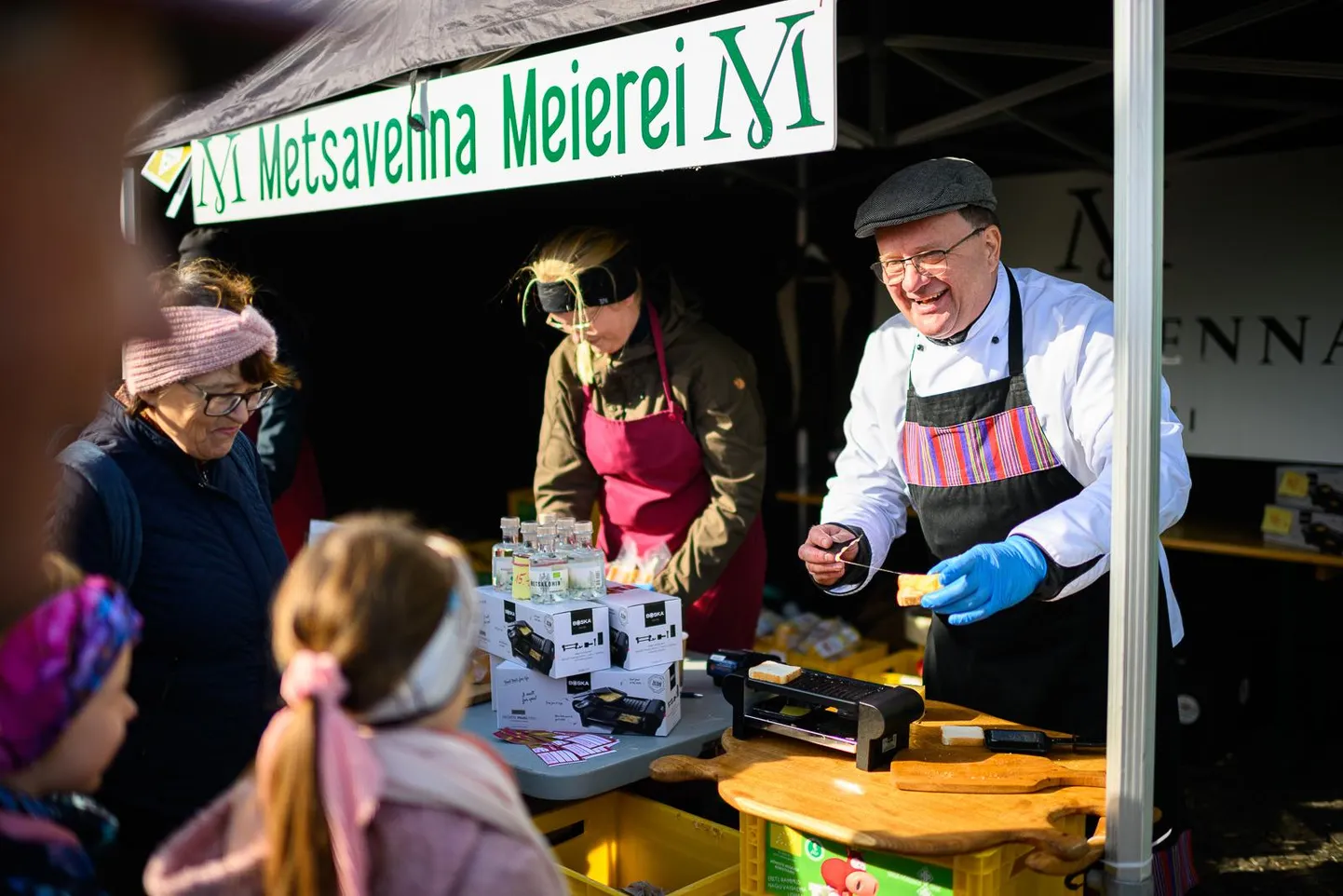 Metsavenna talu peremees Meelis Mõttus kaupa pakkumas.