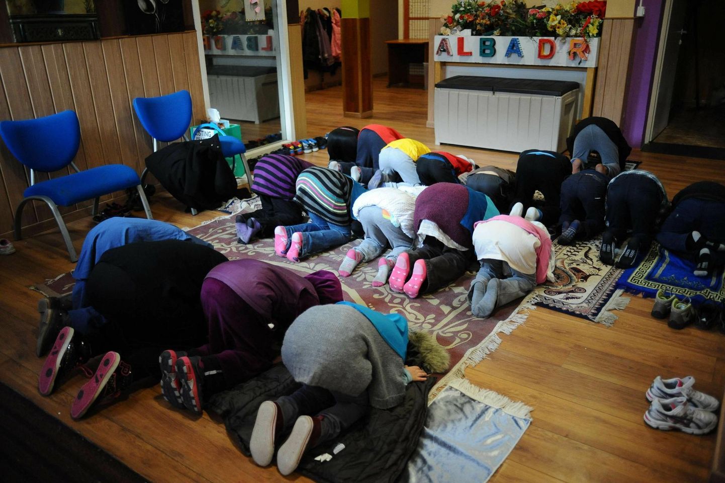 Toulouse’is tegutseva moslemi erakooli õpilased palvusel. Erinevalt riiklikest õppeasutustest võivad erakoolid ususümboleid lubada. 
