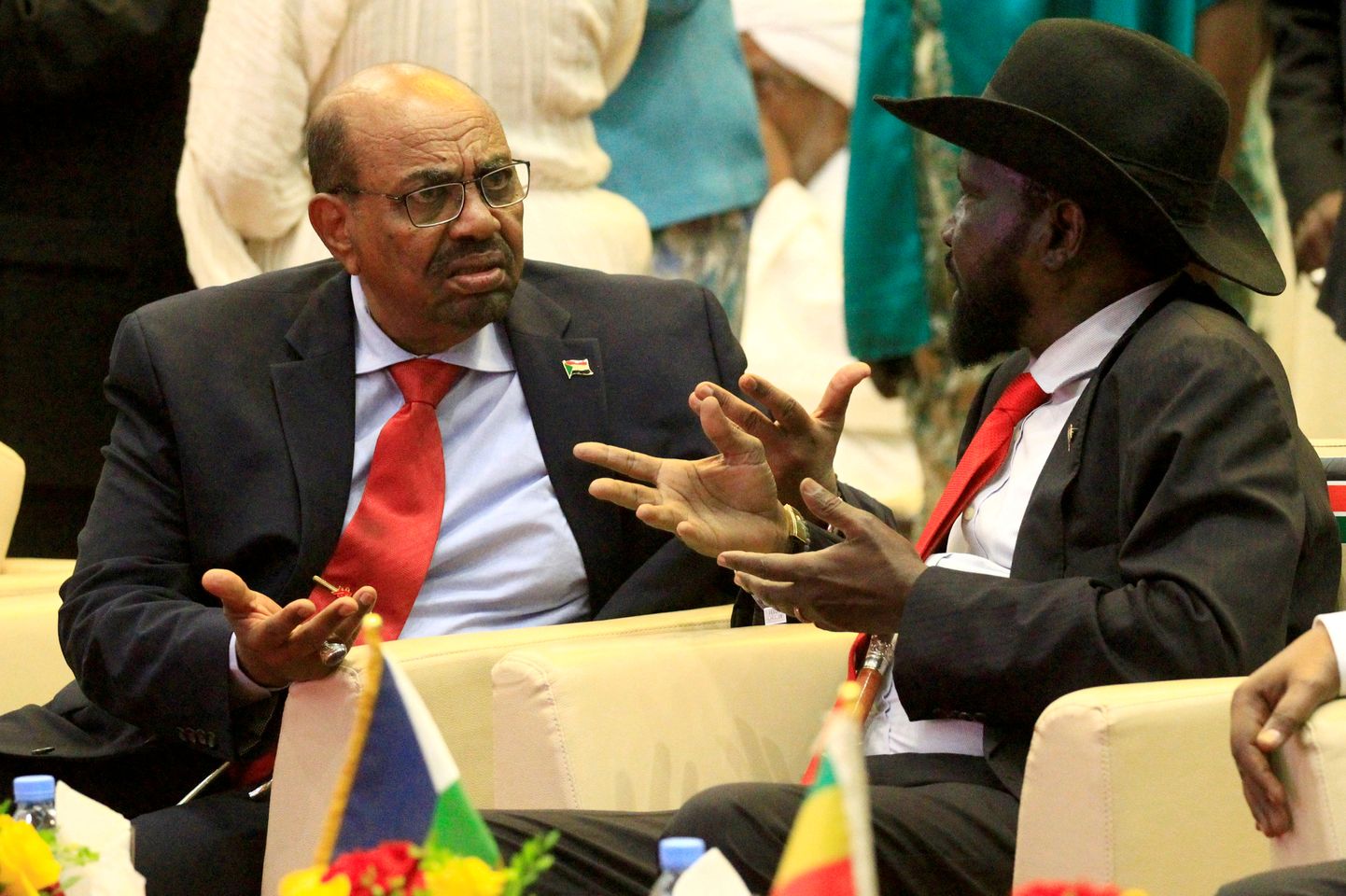 Sudaani president Omar Hassan al-Bashir vestlemas Lõuna-Sudaani presidendi Salva Kiiriga.