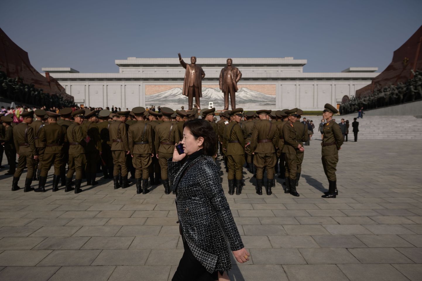 Naine Pyongyangis mobiiltelefoniga rääkimas.