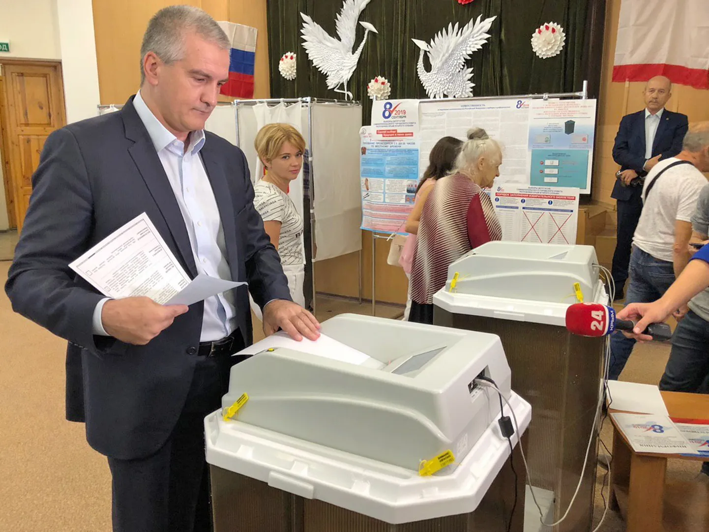Глава аннексированного Крыма Сергей Аксенов на сегодняшних выборах в Симферополе.
