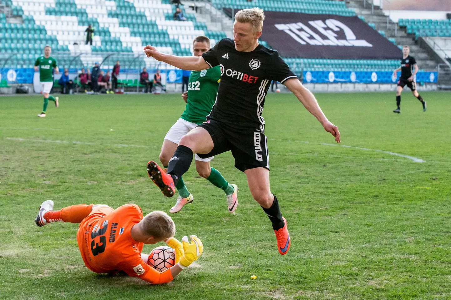 Nõmme Kalju ja FC Flora kohtumine. Richard Alandi väravat ohustab Ats Purje.