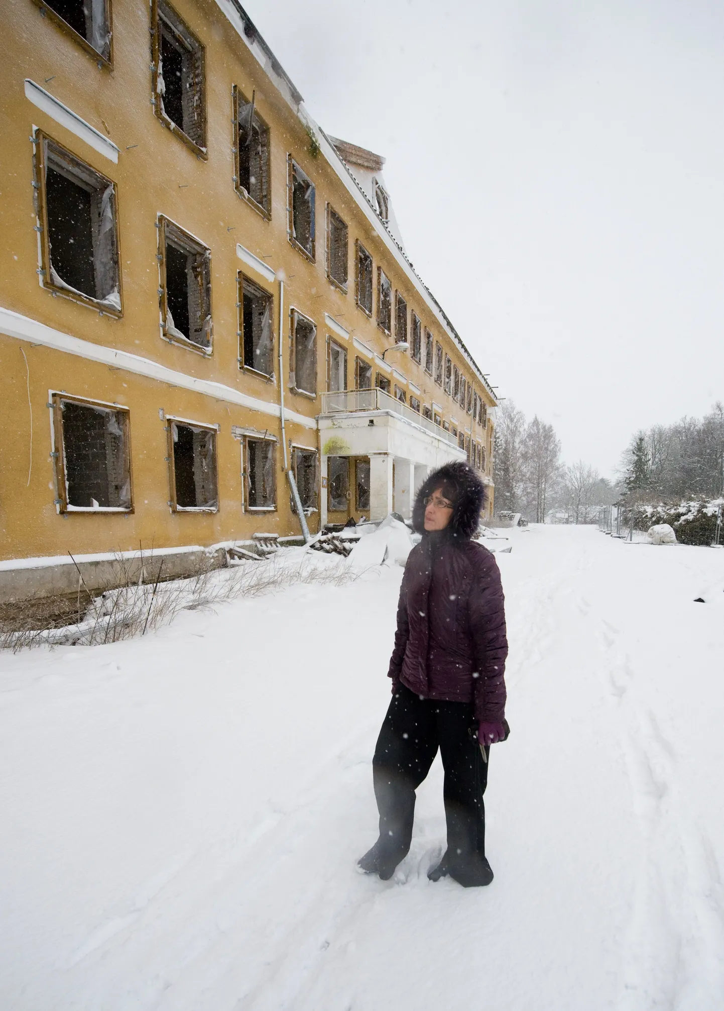 Vaeküla kooli direktor Kersti Aasmets Facio ehitusest maha jäänud koolimaja varemete ja poolikute juurdeehituste juures.