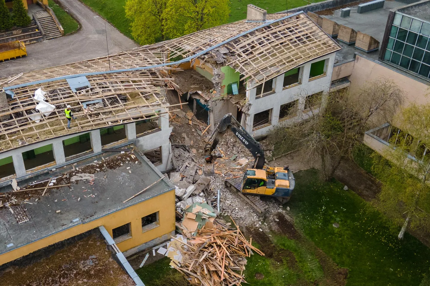 Haljala koolimaja lammutustööd.