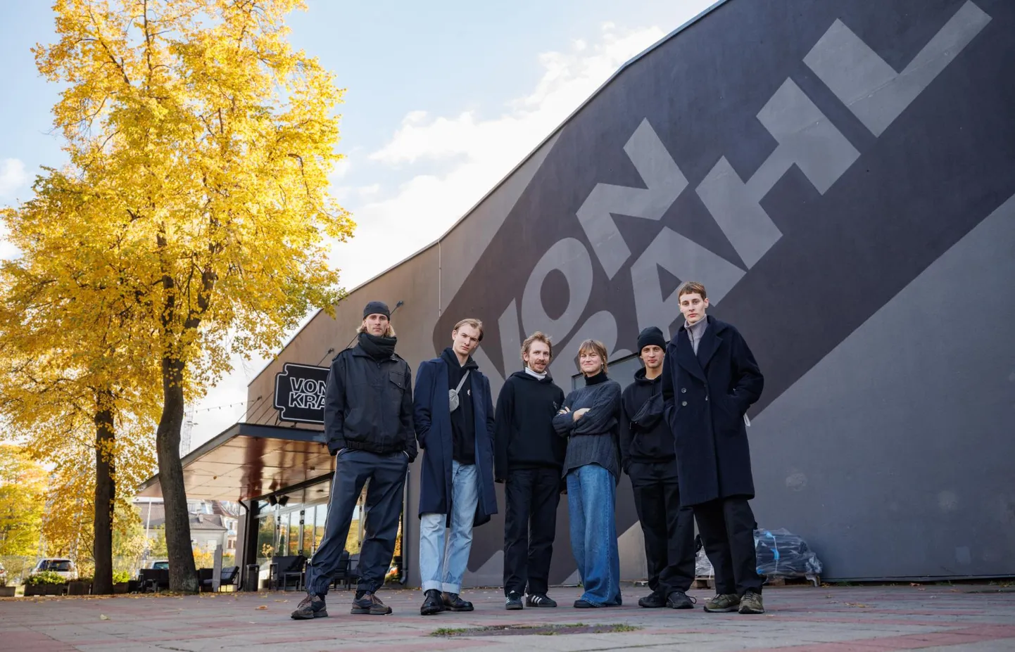 Von Krahli noored 7. oktoobril Tallinnas teatrimaja ees. Vasakult: Markus Andreas Auling, Herman Pihlak, Karl Birnbaum, Kristel Zimmer, Edgar Vunš, Kristina Preimann. Kooli lõpetasid nad sel kevadel, Kristel Zimmer kunstiakadeemia stsenograafia ning ülejäänud EMTA lavakooli Jaak Printsi ja Külli Teetamme kursusel.