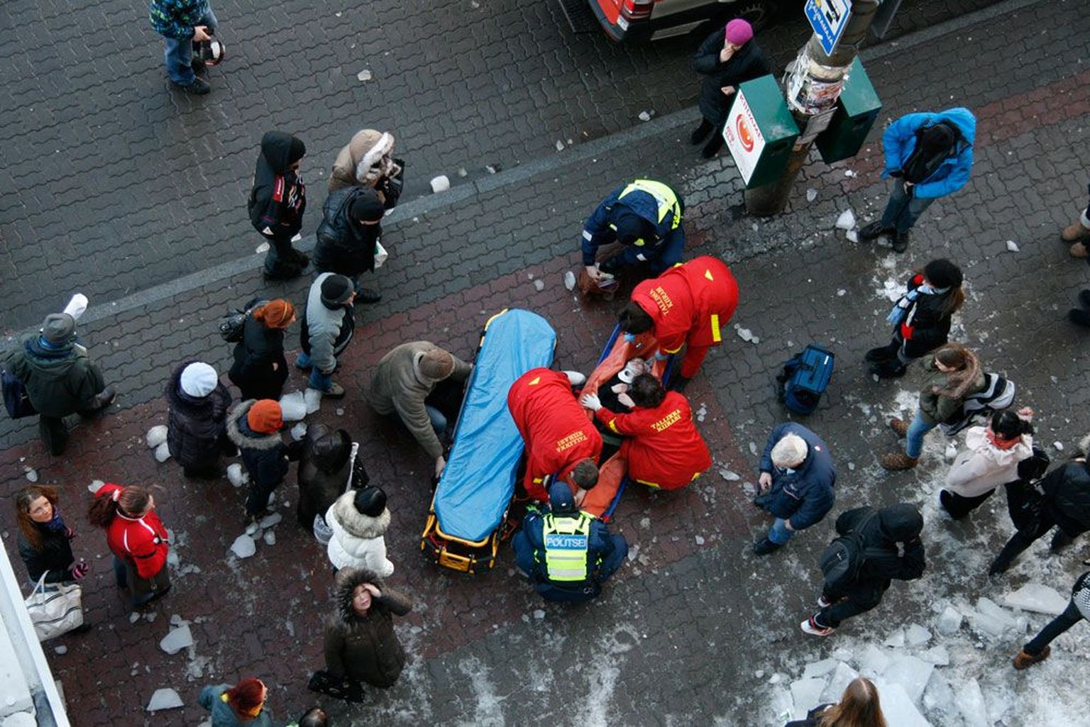 Kiirabiarstid püüdsid eile pärastlõunal Tallinna kesklinnas jääkamakaga rängalt vigastada saanud 15-aastasele koolitüdrukule otse sündmuskohal pool tundi abi anda ja viisid ta seejärel haiglasse.