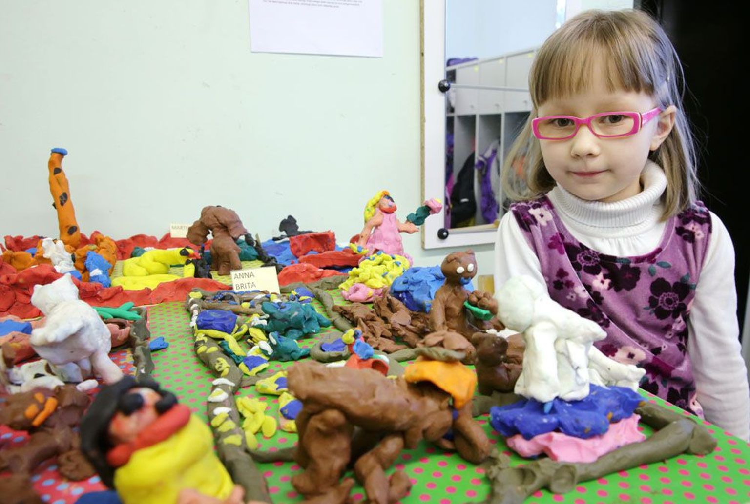 Kuueaastane lasteaialaps Anna Brita
Allas on enda valitud roosade prilliraamidega väga rahul ning ta ei häbene neid kanda.