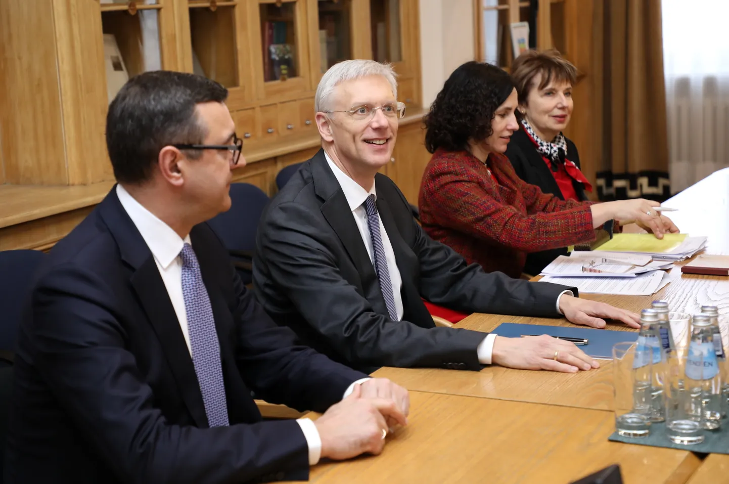 Finanšu ministrs Jānis Reirs, Ministru prezidents Krišjānis Kariņš, izglītības un zinātnes ministre Ilga Šuplinska un Saeimas deputāte, Saeimas priekšsēdētājas biedre Dagmāra Beitnere-Le Galla tikšanās laikā ar Izglītības un zinātnes ministri un Latvijas Izglītības un zinātnes darbinieku arodbiedrības pārstāvjiem Ministru kabinetā.