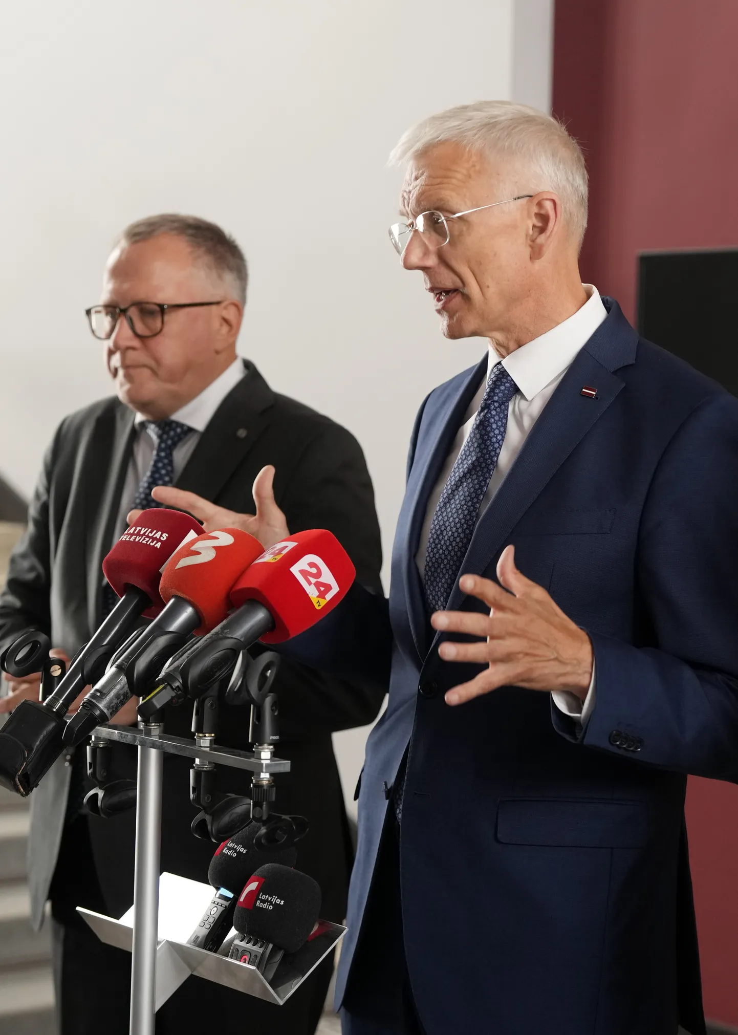 Partijas "Jaunā vienotība" pārstāvji - finanšu ministrs Arvils Ašeradens (no kreisās) un Ministru prezidents Krišjānis Kariņš piedalās preses brīfingā pēc tikšanās ar partijas "Apvienotais saraksts" un Nacionālās apvienības "Visu Latvijai!" – "Tēvzemei un Brīvībai/LNNK" pārstāvjiem, kurā pārrunāja valdības koalīcijas veidošanas gaitu.