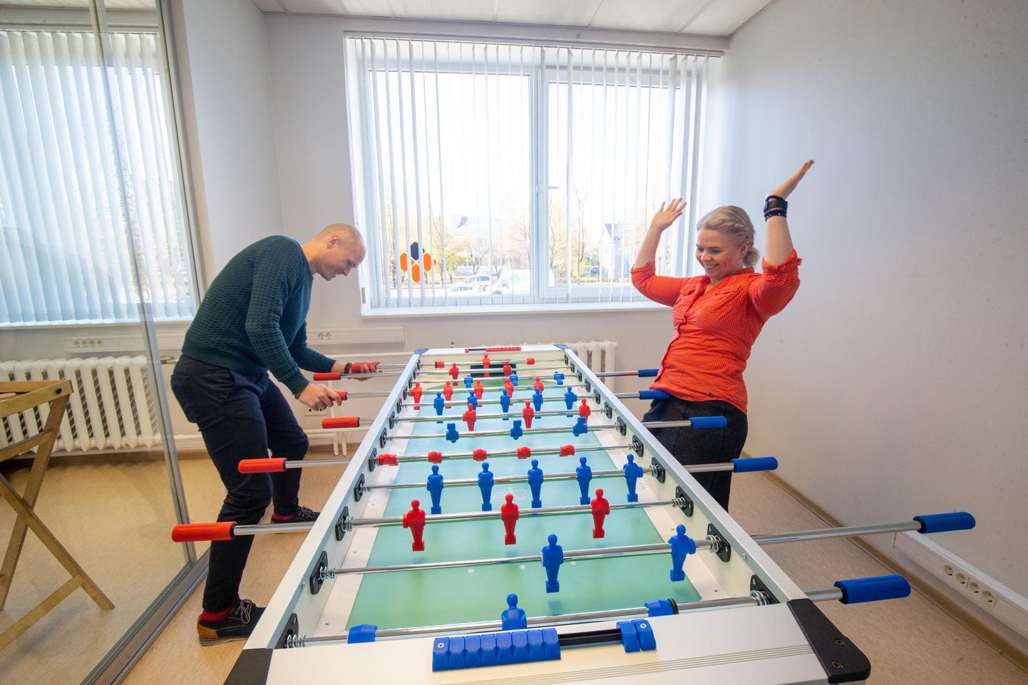 Tartu Erakooli õpetajad Andre Pettai ja Kristi Kartašev treenivad koolivaheajal õpetajaid. Mitte küll lauajalgpallis, vaid õpilaste motivatsiooni mõistmises.