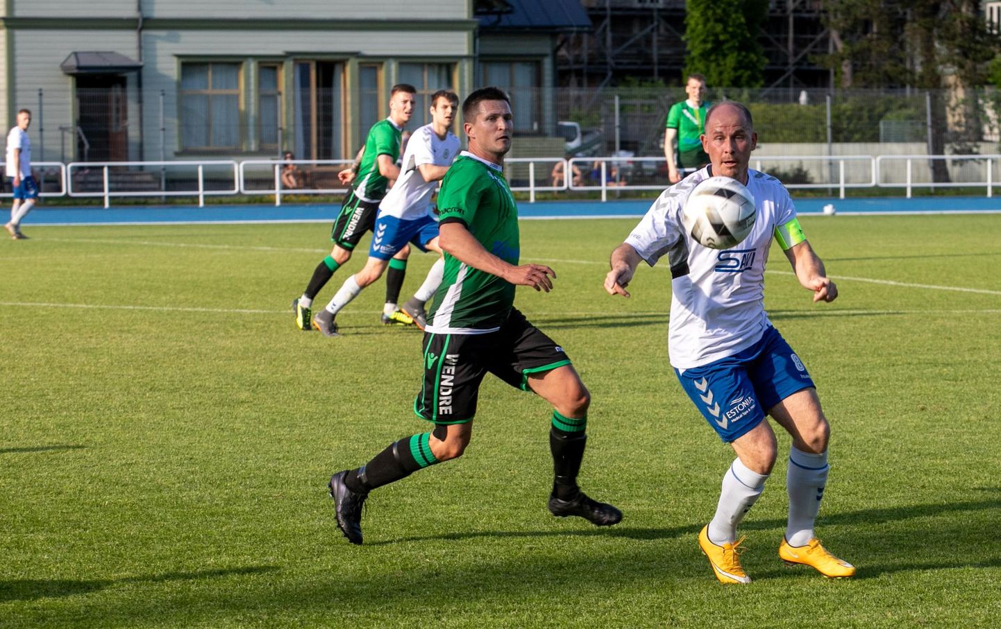 Meeste esiliigas olid võidukad nii Vändra Vaprus kui Pärnu jalgpalliklubi. 