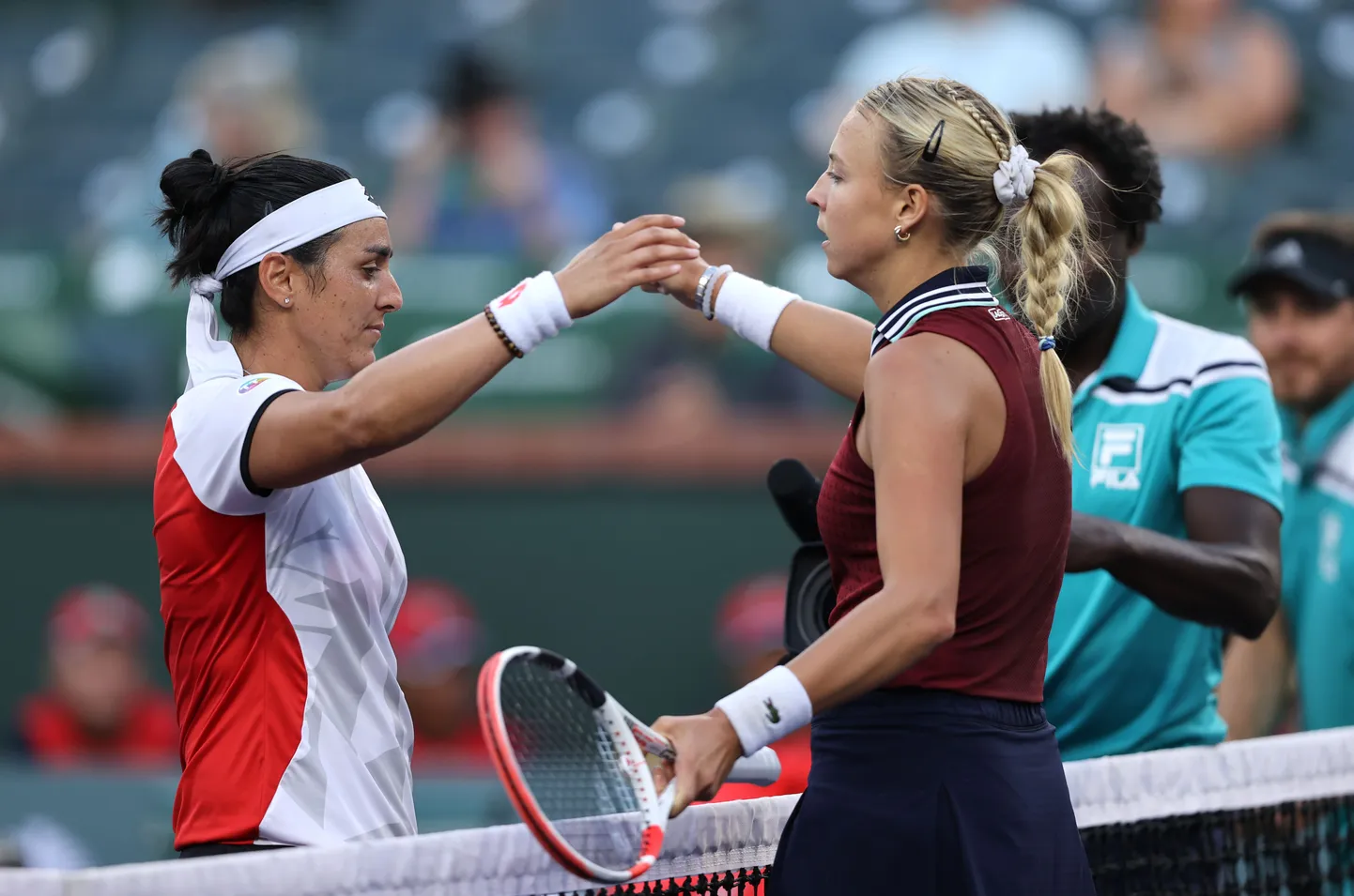 Anett Kontaveit (paremal) surumas kätt Ons Jabeuriga.
