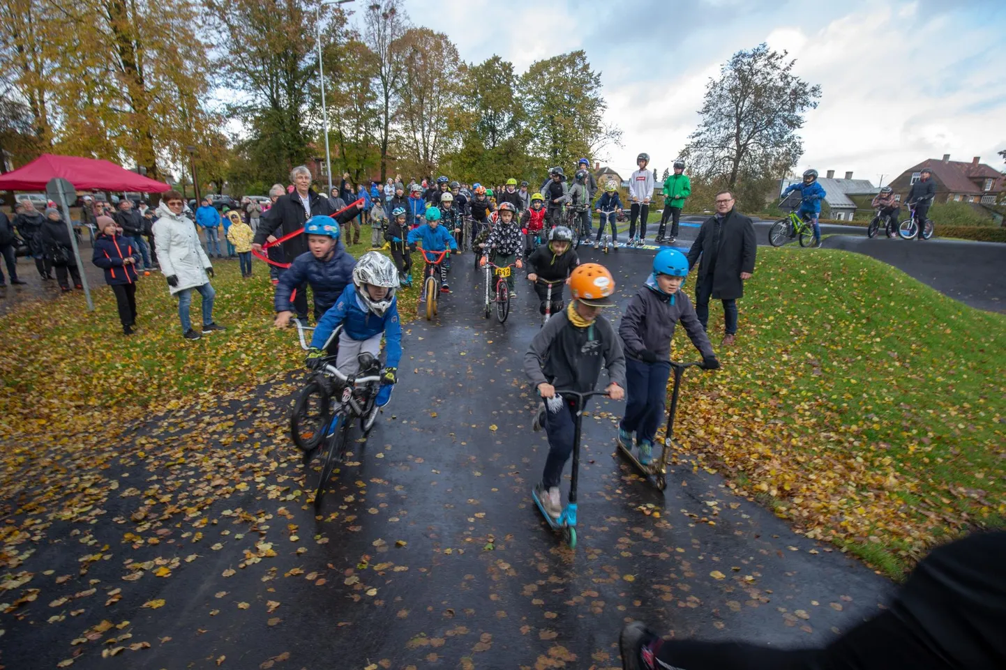 Viljandi Lastepargis avati Eesti suurim trikirada. Viljandi Rotary klubi president Märt Hinrikus ja Viljandi linnapea Madis Timpson.
