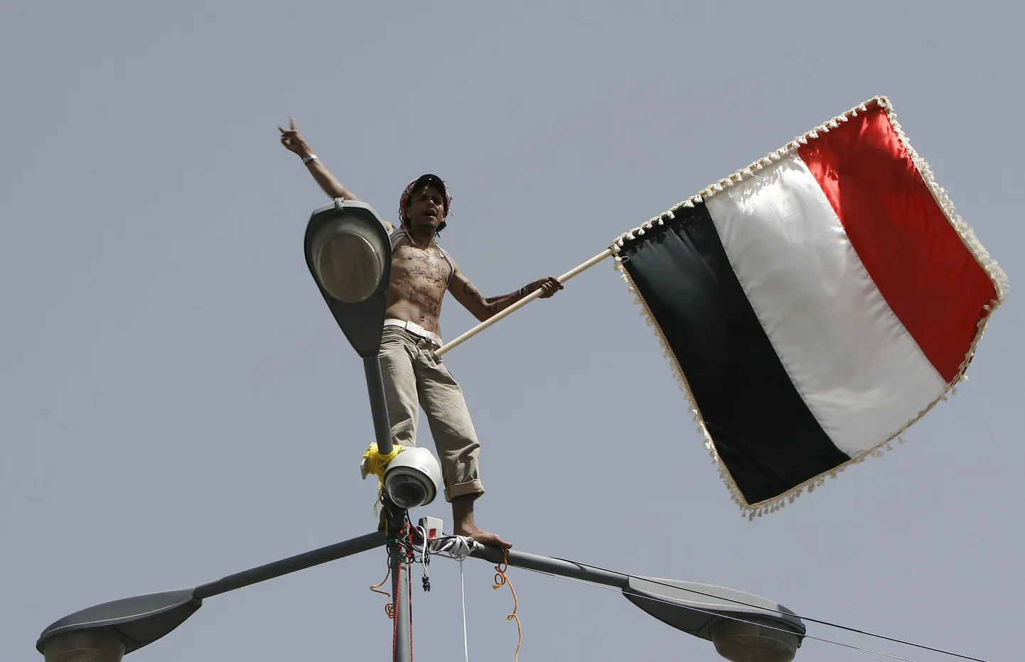 Jeemeni mees vehib rahvuslipuga.