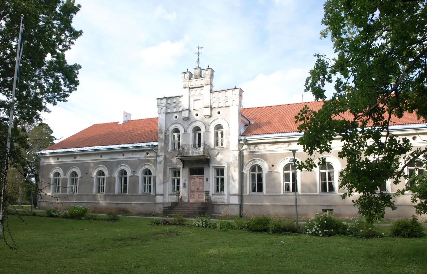 Pildil Illuka mõisahoone.