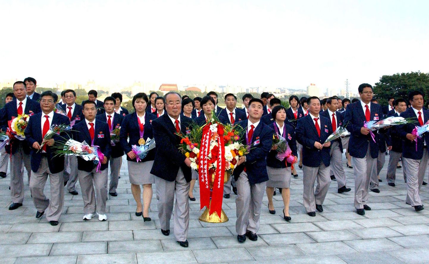 Põhja-Korea sportlased asetasid pärja Kim Il-Sungi ja Kim Jong-Ili ausammaste juurde.