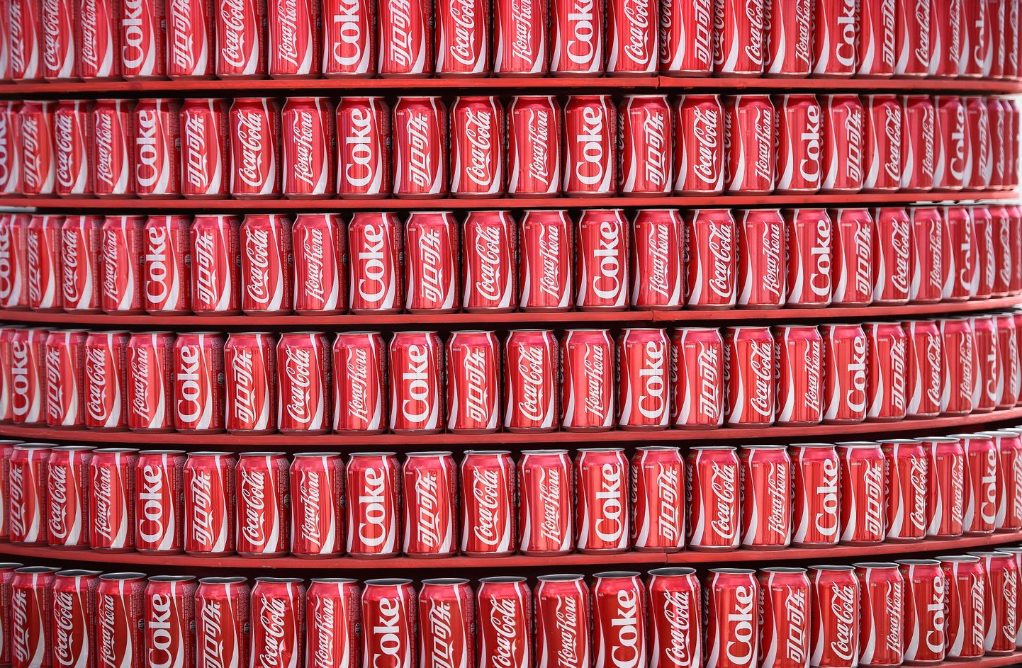 Coca-Cola bundžiņu stends.
