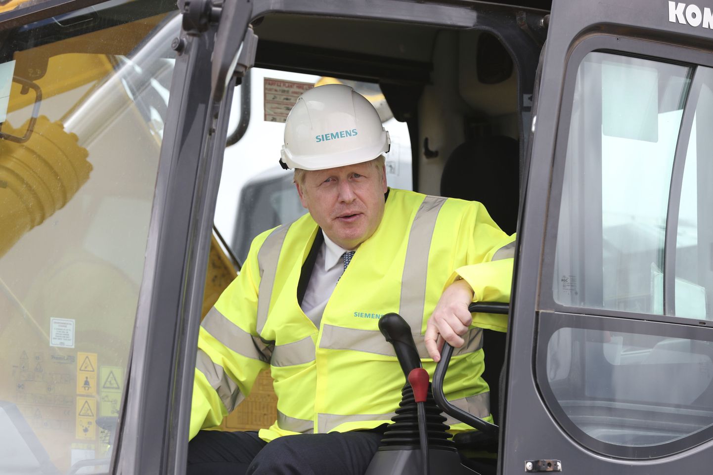Ühendkuningriigi peaminister Boris Johnson ekskavaatori roolis Siemensi tehase ehitusplatsil Goole’is Inglismaal juuli alguses.