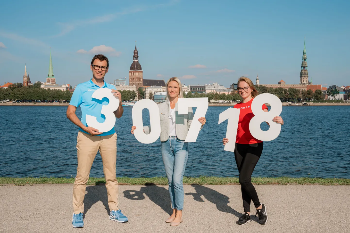 Foto no kreisās: Rīgas maratona organizatoru komandas vadītājs Aigars Nords, Bērnu slimnīcas fonda valdes priekšsēdētāja Liene Dambiņa un Rimi Latvia sabiedrisko attiecību vadītāja Inga Bite simboliski nododot saziedoto naudu Bērnu slimnīcas fondam.