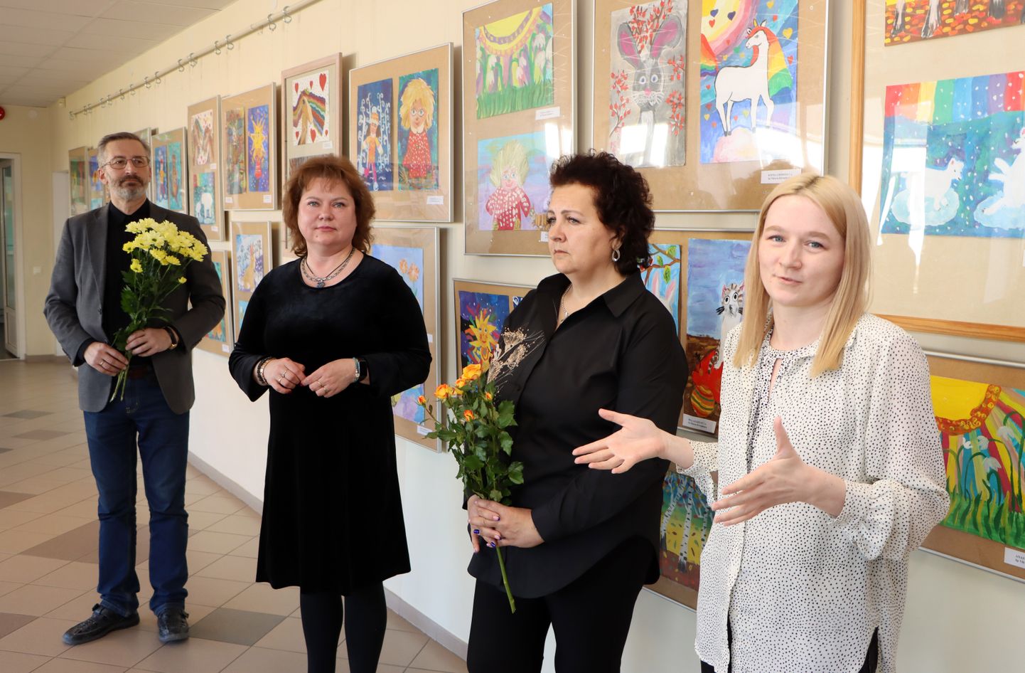Selle rõõmuküllase ja värvikireva näituse panid kokku Ene Kruzman, Viktoria Krivoglazova ja Veronika Pobežimova.