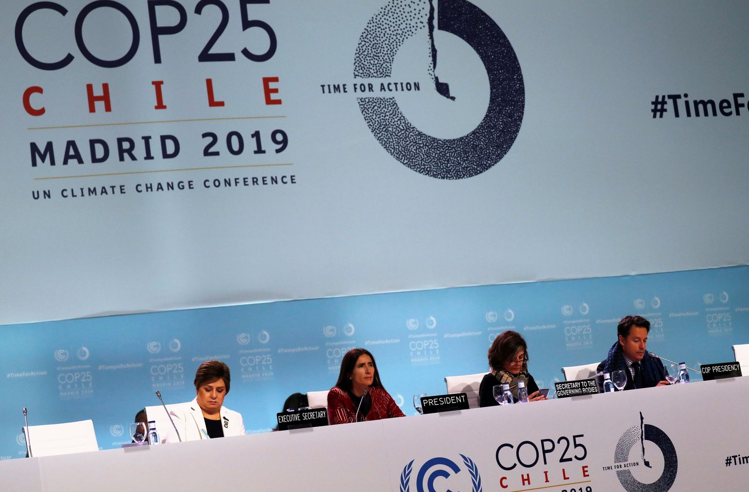 ÜRO kliimakõneluste delegaadid Madridis laupäeval. Vasakult teine on läbirääkimisi juhtiv Tšiili keskkonnaminister Carolina Schmidt.