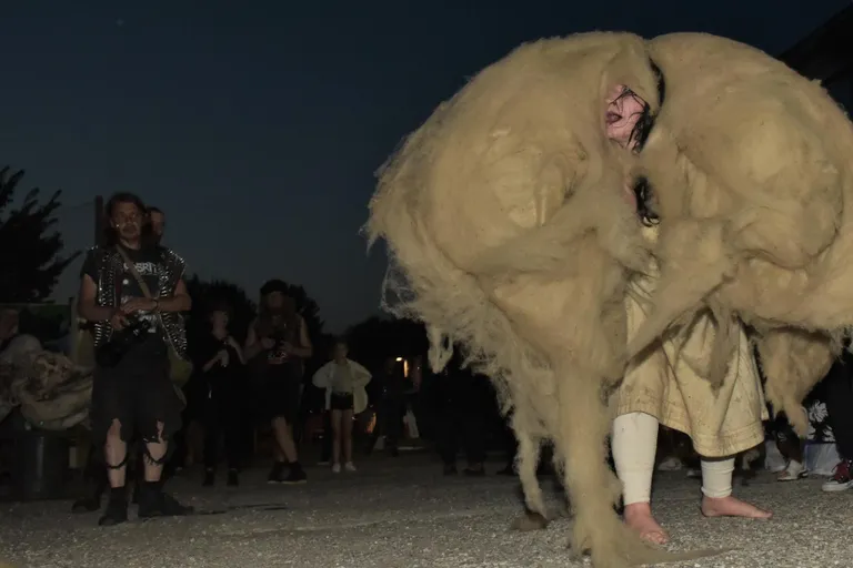 Norra muusik, kunstnik ja loitsija, Pärnus toimuva Kunstinädala kuraator Marita Isobel Solberg ehk MaRa astus üles performance'iga Pärnu loovlinnakus.