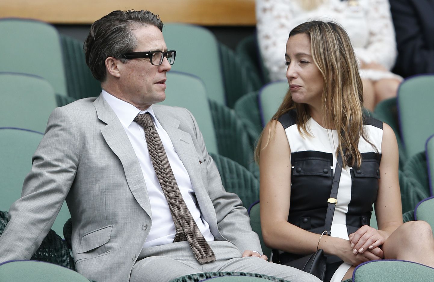 Briti näitelja Hugh Grant (vasakul) ja Anna Eberstein vaatamas Wimbledoni finaali 2015. aastal.