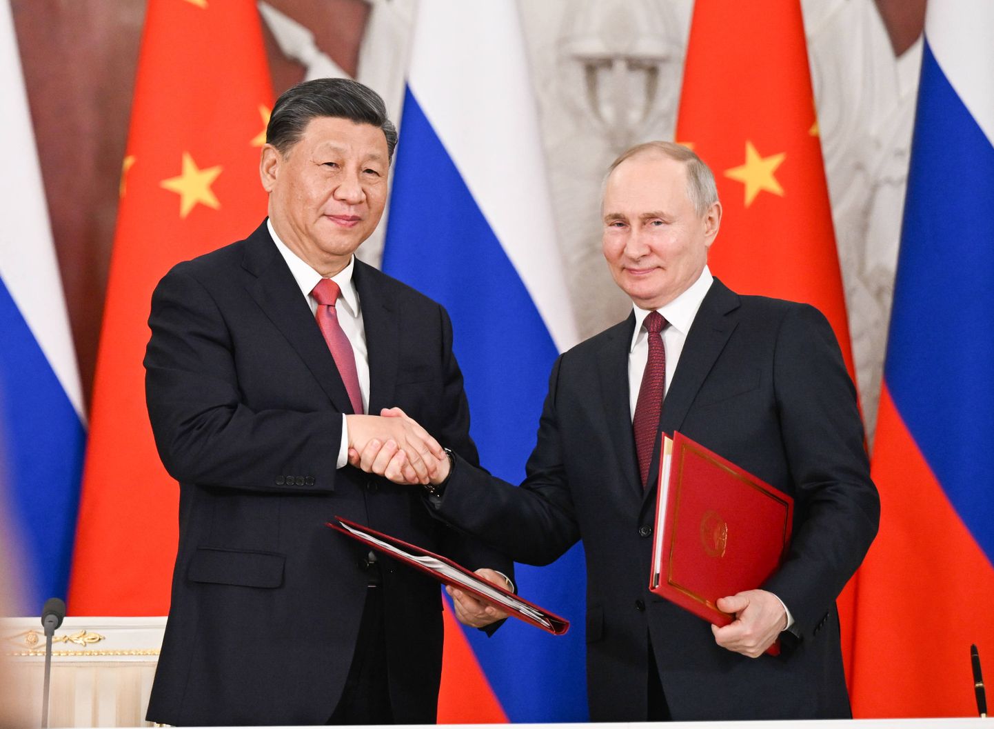 Hiina president Xi Jinping ja Venemaa president Vladimir Putin suruvad kätt Moskvas 21. märtsil 2023
