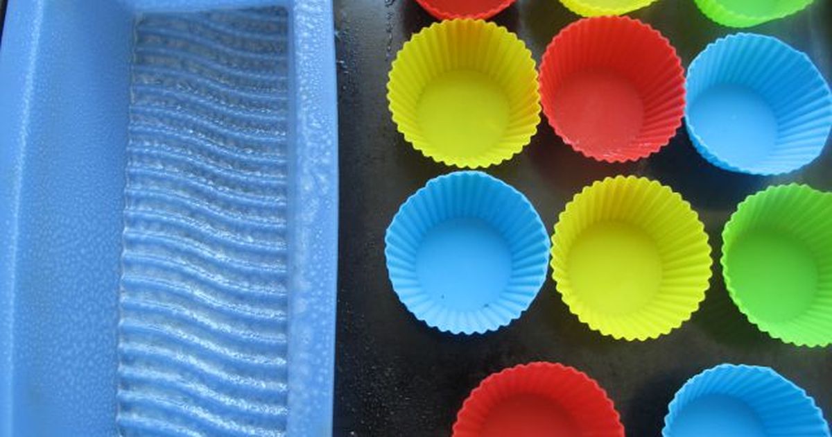 Полезные советы при выпечке. Как отмыть силиконовую форму для выпечки от нагара и жира. Как очистить форму от нагара силиконовую. Отмыть силиконовую форму. Чистка формы для выпечки.