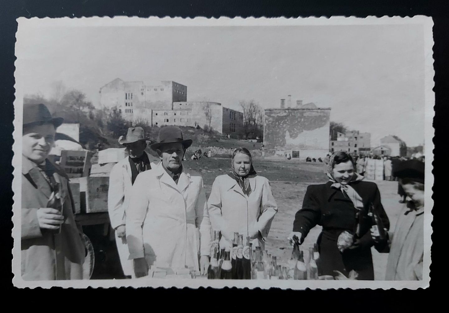 Õlle- ja limonaadimüük ilmselt 1. mail 1940. aastate lõpul tõenäoliselt Lille ja Kalevi nurgal. Taga vasakul Vanemuise varemed, pildi paremas servas Promenaadi 5, praegu Ülikooli 1.
