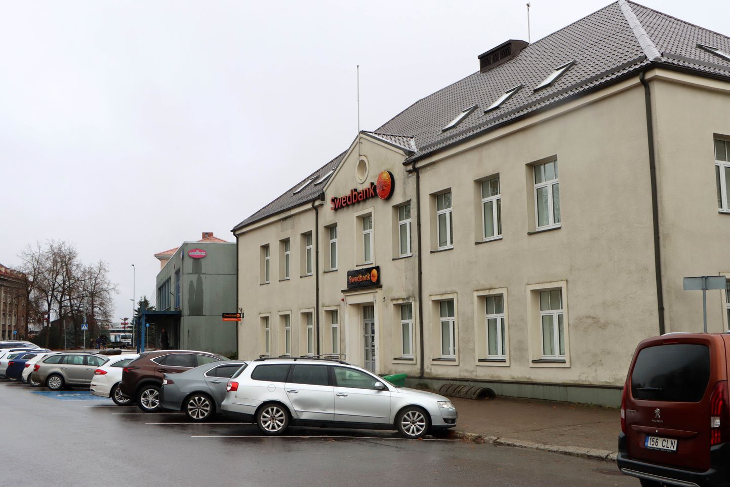 Swedbanki kontor Jõhvis on aastakümneid olnud Rakvere põigus asuval tänaval, järgmisel aastal vabastab pank selle maja ja kolib Tsentraali.