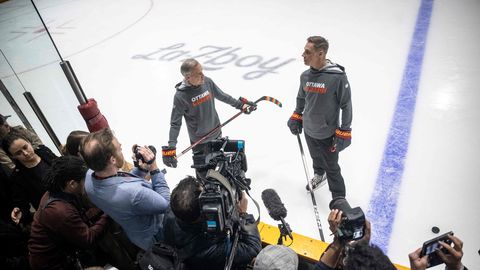 Somijas prezidents un Kanādas premjers kopā spēlē hokeju