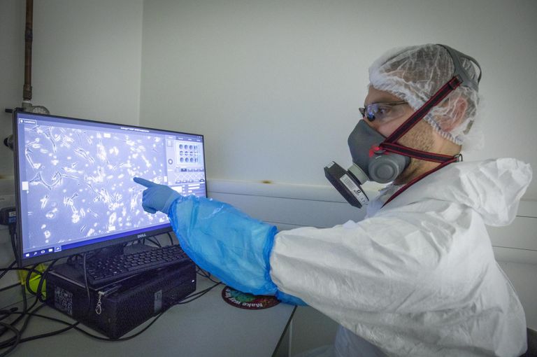 Dr Wilhelm Furnon kasutab UV mikroskoopi Glasgow' Ülikooli juures asuvas Richard Elliotti Bioohutuse Laboratooriumis, et jälgida viiruse käitumist rakukultuuris ja hinnata, kui tõhusalt blokeerivad vaktsiini toimel tekkinud antikehad Covid-19 põhjustavat viirust SARS-CoV-2. Pilt on tehtud 16.03.2021.