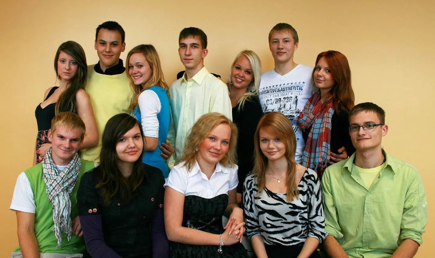 Pärnu Ülejõe gümnaasiumi veebilehe tegijad (ülevalt vasakult) Karolina, Madis, Triin, Kris, Eliisa, Tauri, Grete, (alt vasakult) Siim, Alice, Deanna, Birgit, Taavi. (Pildilt on puudu Rain Tettermann.)
