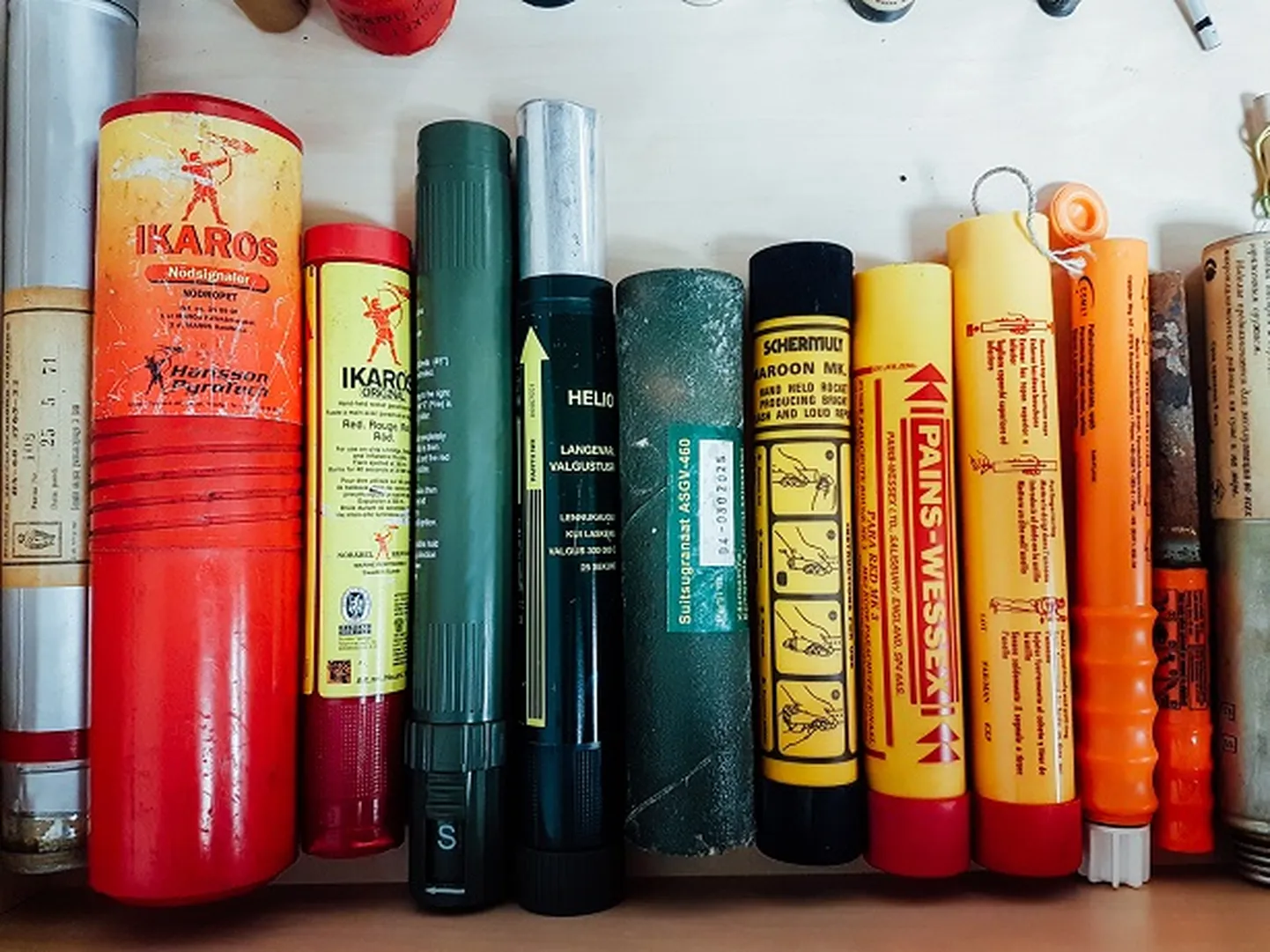 Различные сигнальные ракеты.