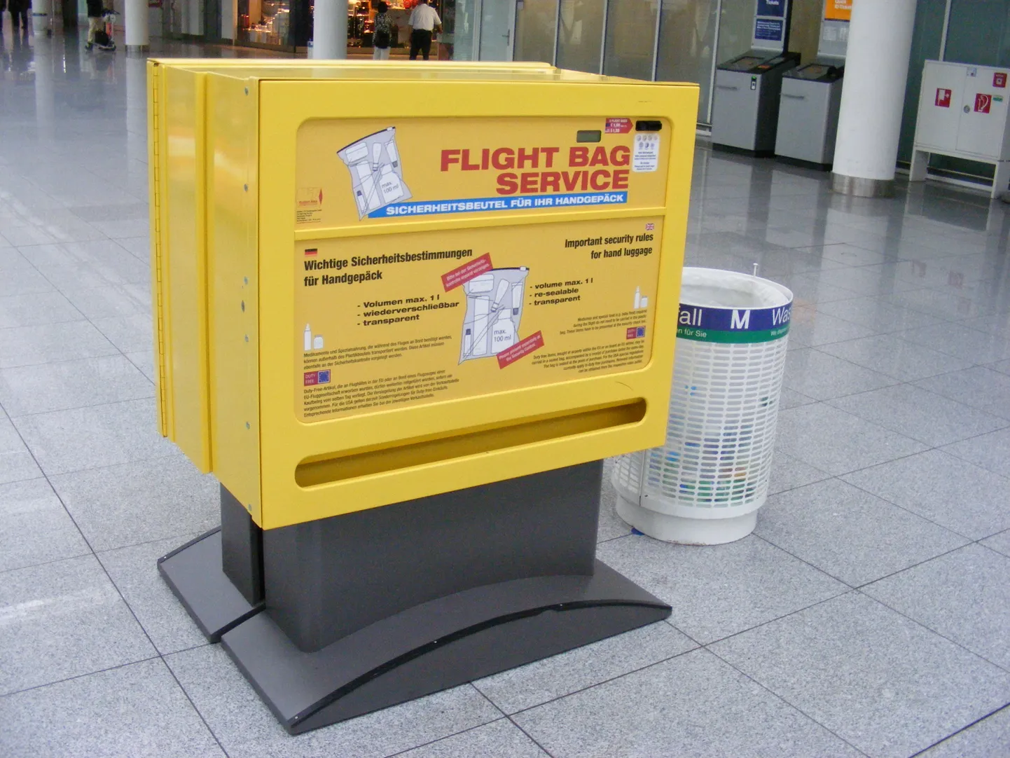 Loendamatud miljonid kilekotid on vedelike lennukisse võtmist ohutumaks muutnud juba ligi kaks aastakümmet. Pildid spetsiaalne kilekotiautomaat Müncheni lennujaamas.