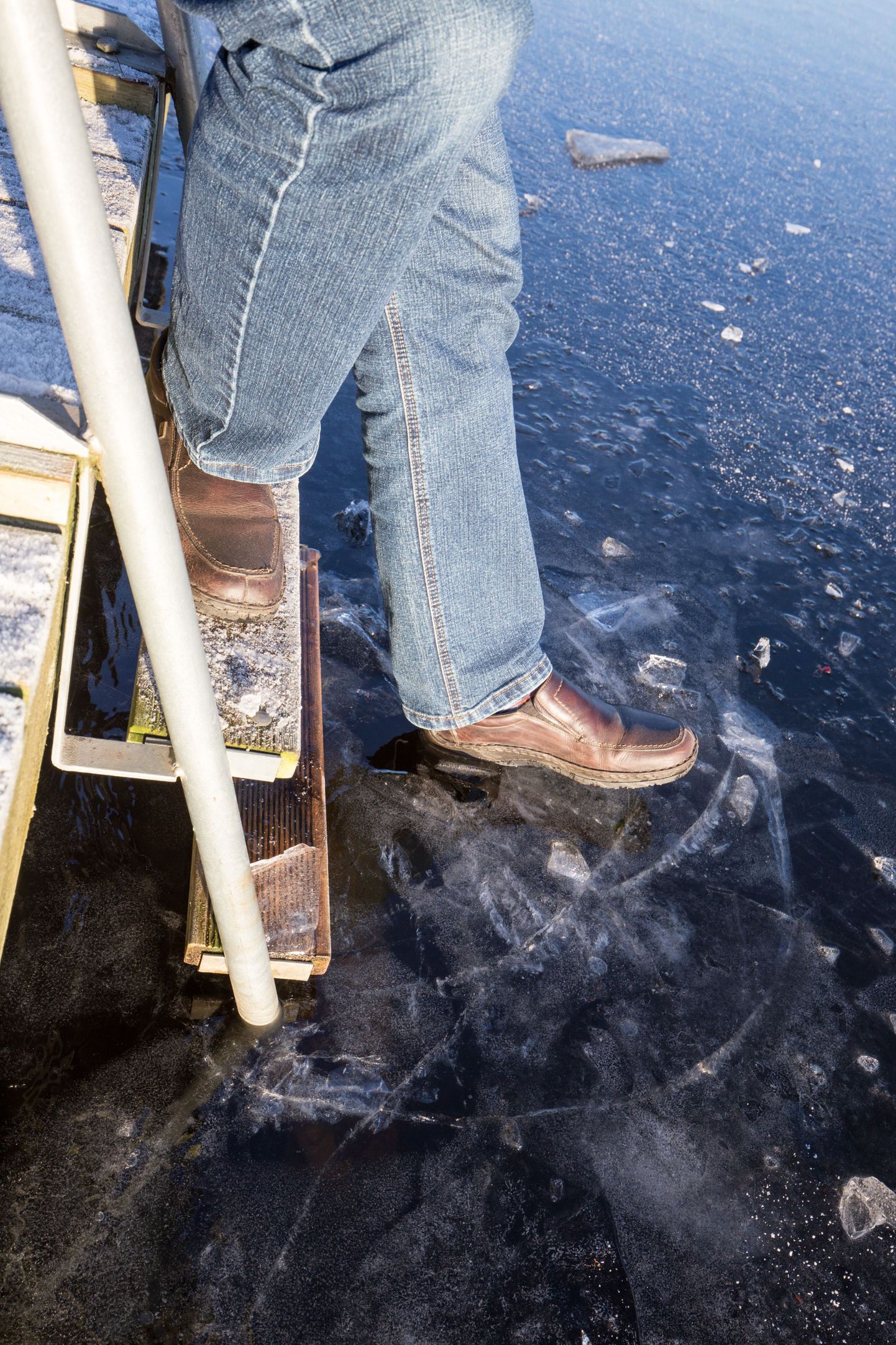Järvejääle astumisel tuleb praegu olla väga ettevaatlik, sest jää pole veel igal pool piisavalt paks. See foto on tehtud Paala järvel kolm päeva tagasi.

ELMO RIIG/SAKALA