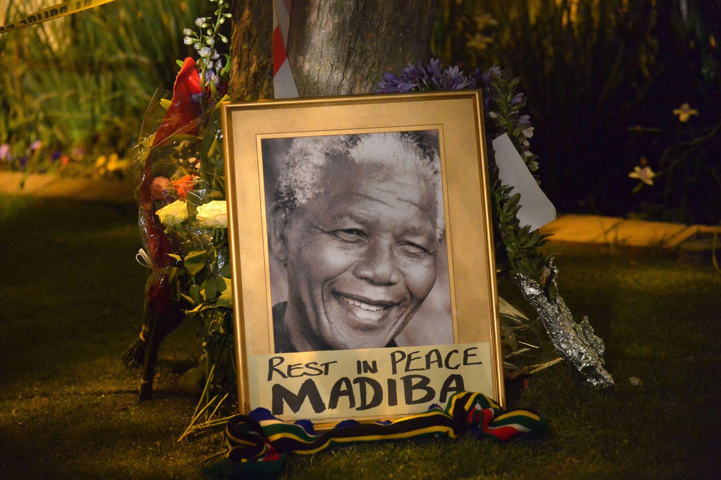 На смерть бывшего президента Южно-Африканской Республики, 95-летнего Нельсона Манделы откликнулись политики, общественные деятели и жители стран всего мира.