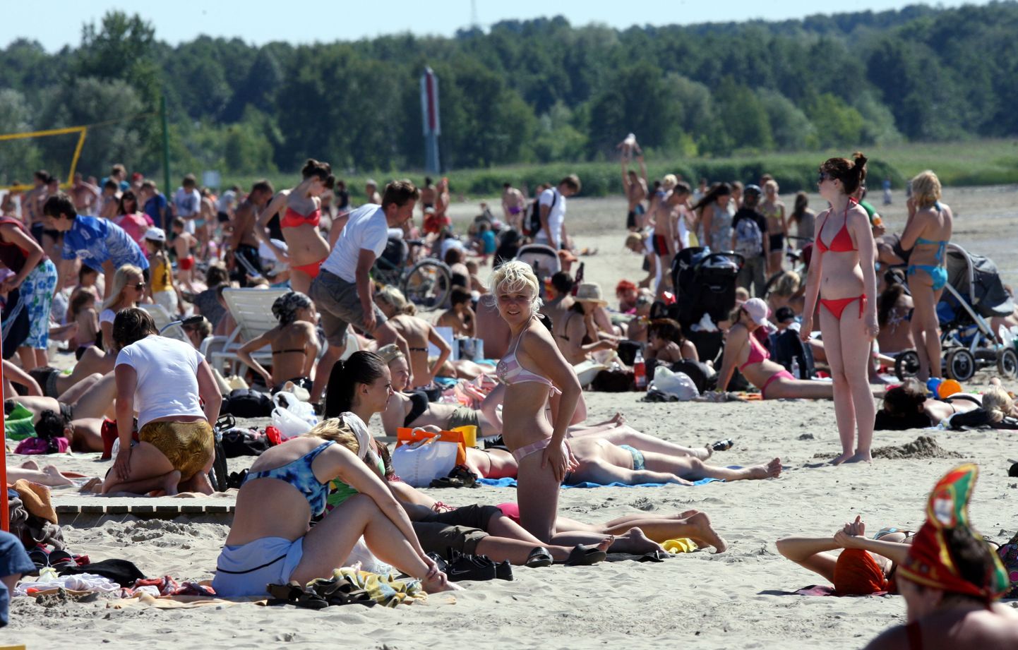 Troopiline õhumass kütab Eestimaa veekogud tavatult soojaks. Kui puhkajaid täis Pärnu rannas mõõdeti eile veesoojaks 26 kraadi, siis Türi tehisjärves koguni 27 kraadi.