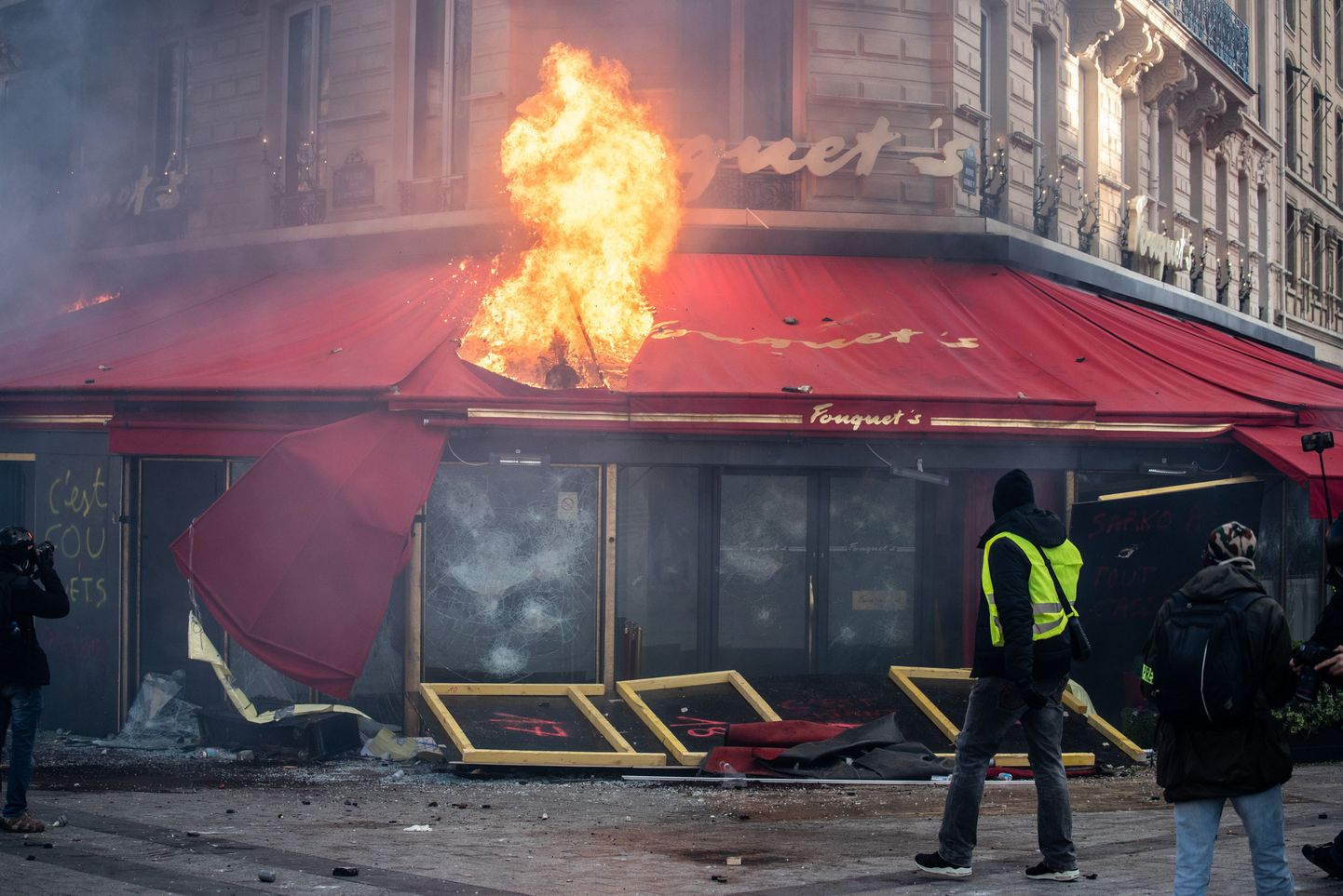 Протестующие бросили бутылку с зажигательной смесью в знаменитый ресторан Le Fouquet's.