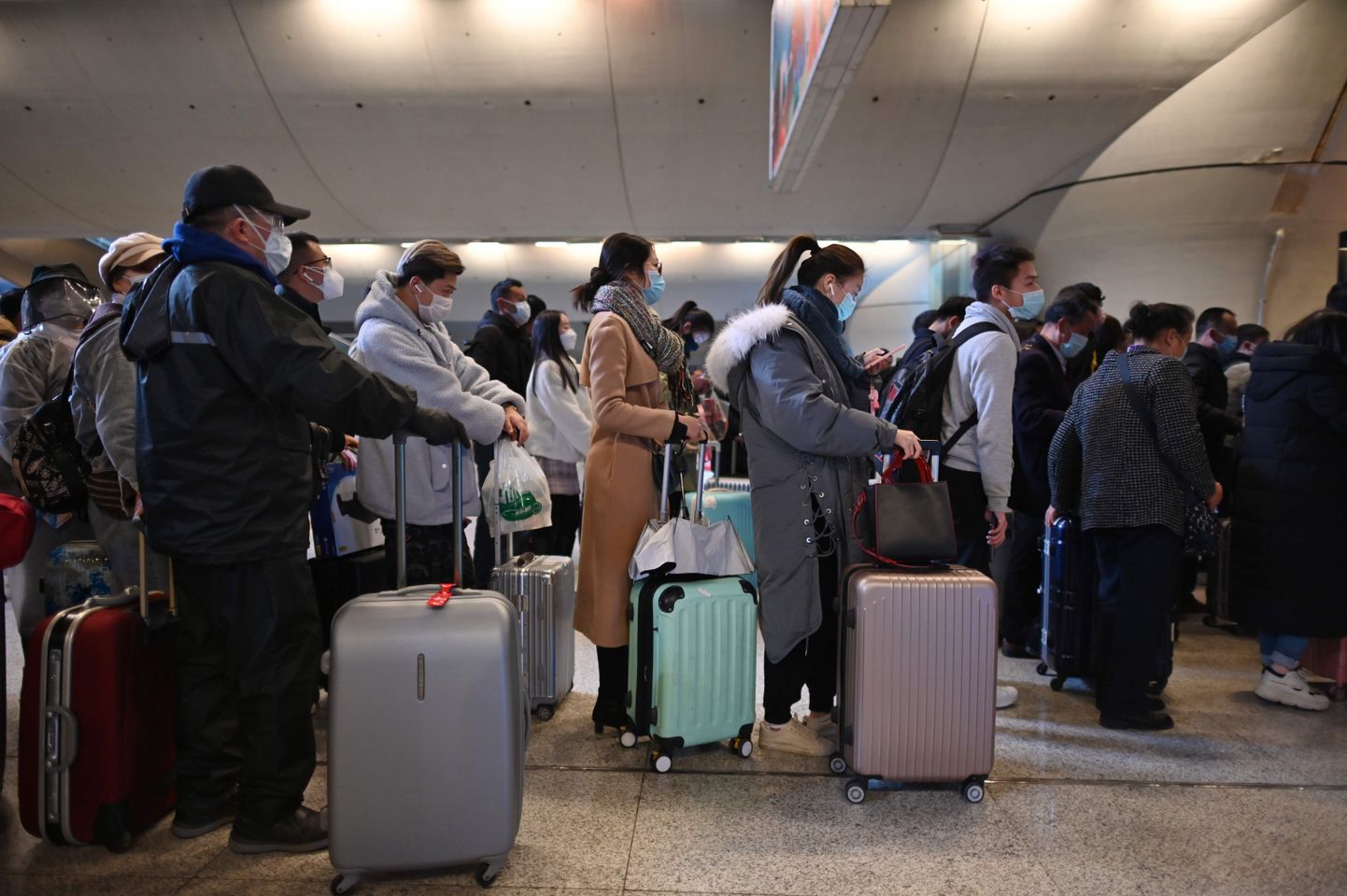 Maskides reisijad Wuhani raudteejaamas.